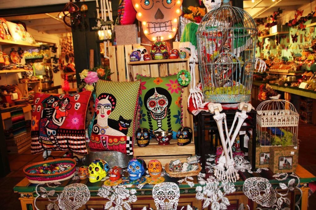 Día de los Muertos happens once a year, & is a time when the spirits of loved ones who have died return to earth to celebrate with friends and family.